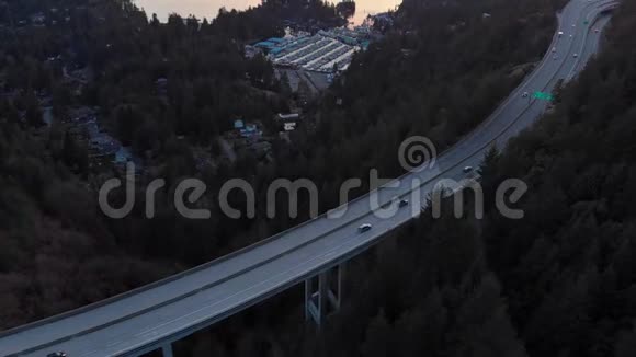 汽车行驶在风景优美的山区公路俯瞰日落附近的温哥华BC24FPS4K视频的预览图