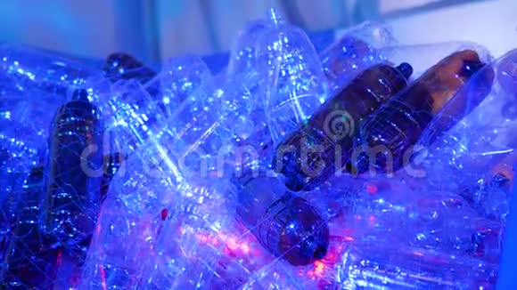 生态概念蓝色和红色照明塑料瓶安装视频的预览图