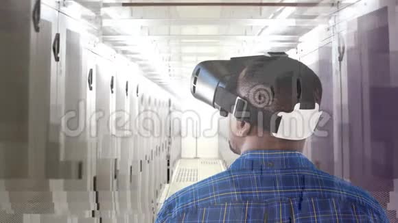 人使用VR进行服务器视频的预览图