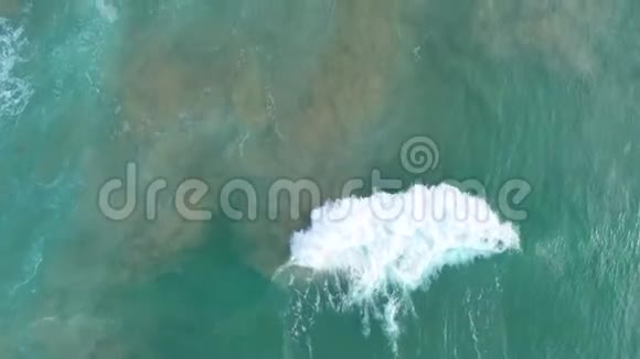 从高空俯瞰巨大的海浪撞击和起泡视频的预览图