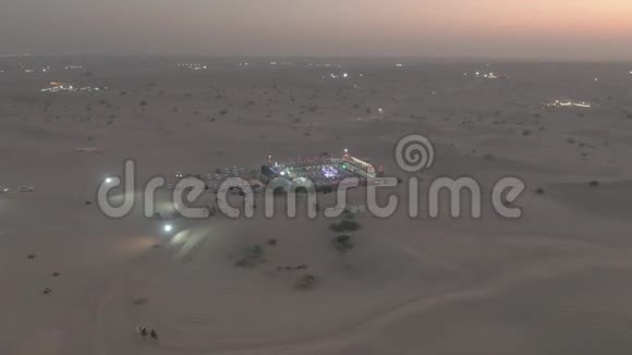 晚上拍摄沙漠营地阿拉伯联合酋长国视频的预览图