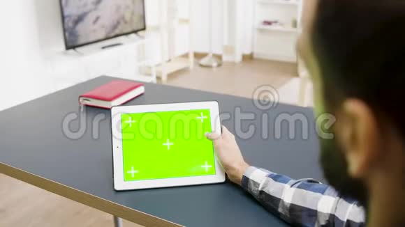 桌面上绿色屏幕数字平板电脑的俯视图视频的预览图