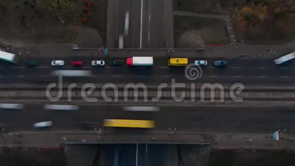 在公路和桥梁上经过的汽车的时间间隔视频的预览图