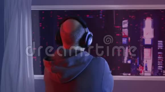 后景男子听耳机音乐在背景窗口与摩天大楼景观喜欢音乐的人视频的预览图