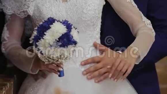 新婚快乐互相抚爱双手视频的预览图
