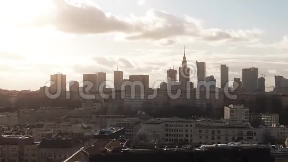 波兰旧住宅区后面华沙市中心摩天大楼的鸟瞰图视频的预览图
