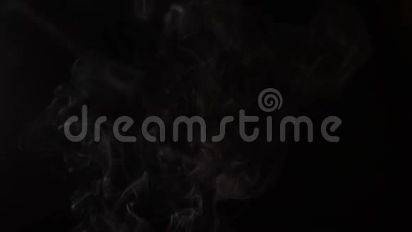 黑色背景下烟雾的慢动作视频视频的预览图