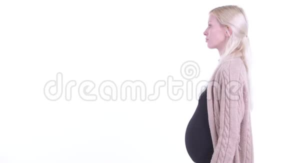 幸福的年轻金发孕妇双臂交叉微笑视频的预览图