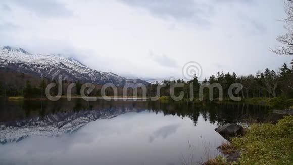 石雷托科戈科五湖区第三湖春季滚动山脉和林地视频的预览图