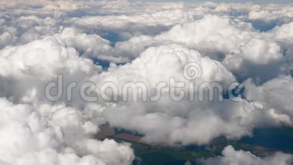 从飞机上看到的云空中有云的天空从窗户上看到壮观的景色视频的预览图