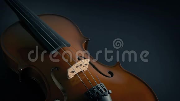 漂亮的木制小提琴移动射击视频的预览图