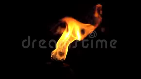 在黑暗中燃烧的火炬的火焰火焰火炬在漆黑的黑暗中被隔离视频的预览图