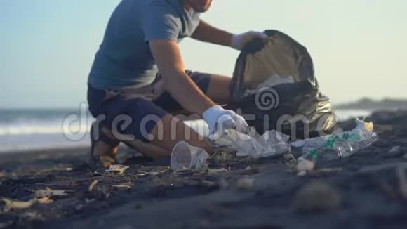 年轻人用垃圾清理海滩视频的预览图