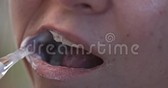 干净的牙齿没有牙垢视频的预览图