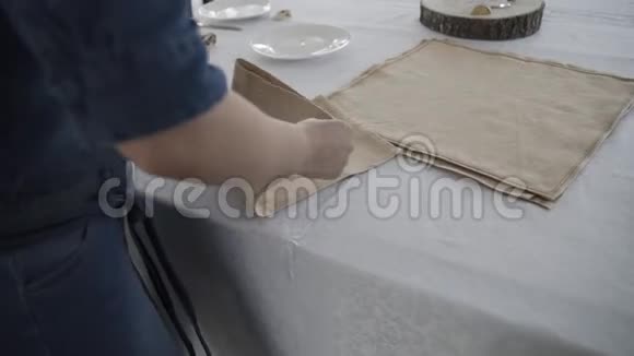 侍者把餐巾纸放在喜庆的桌子上视频的预览图