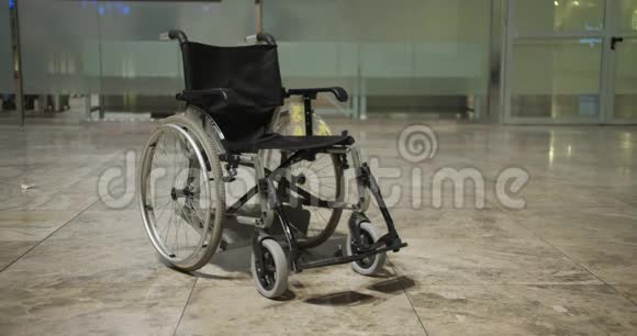 空轮椅机场残疾患者专业残疾医疗设备视频的预览图