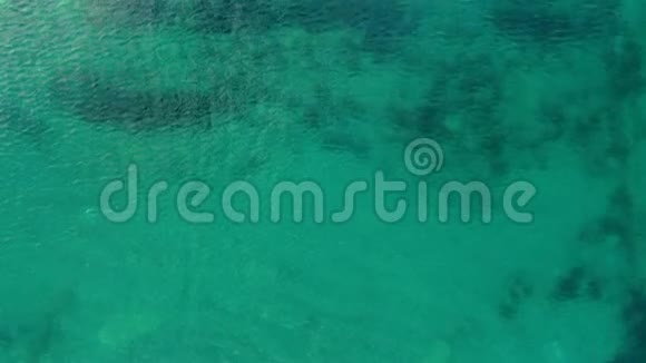 鸟瞰飞越平静的海洋与美丽的绿松石水视频的预览图