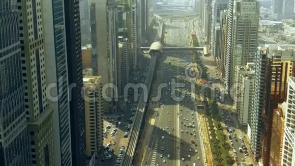 鸟瞰迪拜贸易中心街道交通阿联酋视频的预览图