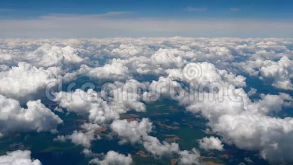 飞越云中云和天际线地平线全景从飞机上俯瞰摩天大楼乘云飞视频的预览图