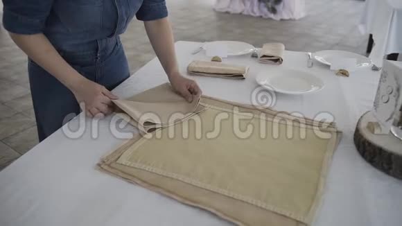 侍者把餐巾纸放在喜庆的桌子上视频的预览图