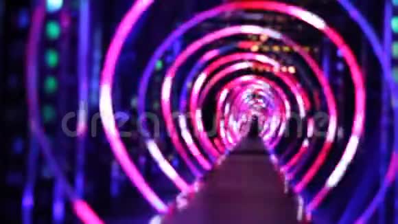 抽象背景五颜六色的红蓝灯神奇的发光螺旋线通道视频的预览图
