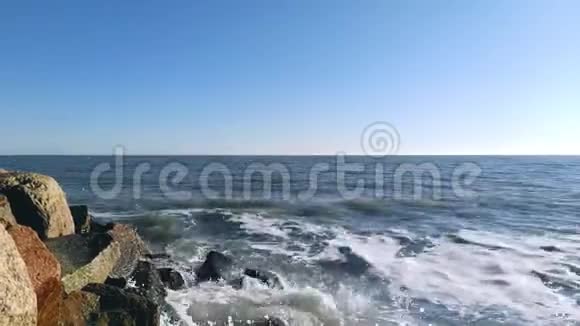 海浪拍打在一个空沙滩慢动作4K视频的预览图