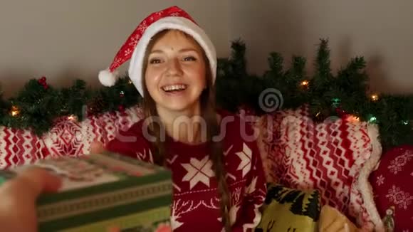圣诞礼物盒在新年假期装饰中打开快乐女孩视频的预览图