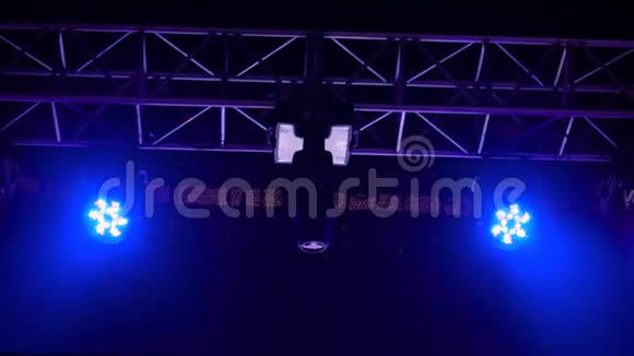 夜总会舞台上的彩色明亮音乐会照明设备视频的预览图