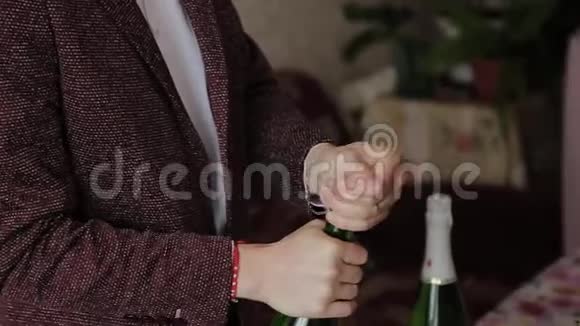 年轻人打开一瓶香槟视频的预览图