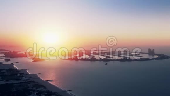 日落时分阿联酋迪拜著名的棕榈岛鸟瞰图视频的预览图