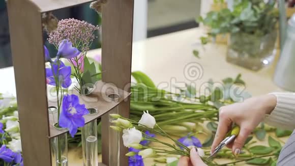 在车间或花店里做插花的花匠的贴身女手视频的预览图