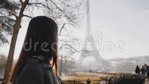 幸福年轻的自由摄影师女人散步拍照埃菲尔铁塔在巴黎度假旅行慢动作视频的预览图