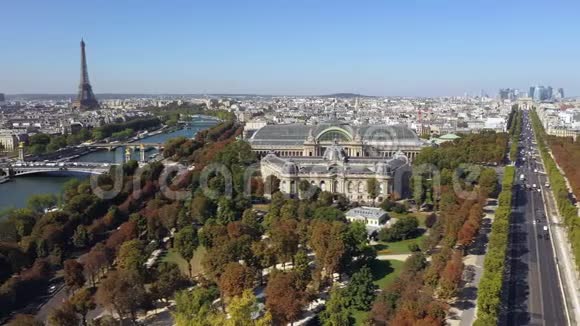巴黎空中城市景观与塞纳河埃菲尔铁塔大皇宫视频的预览图
