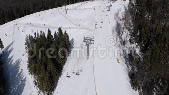 滑雪场滑雪滑台下滑雪滑台的空中景观视频的预览图
