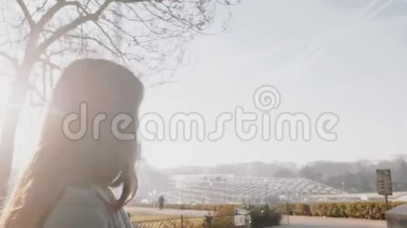 侧面观看快乐的白种人旅游妇女沿着日出巴黎散步著名的埃菲尔铁塔在背景缓慢运动中看到视频的预览图