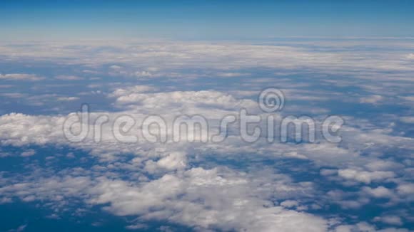在云上乘飞机旅行从飞机窗口观看在地中海上空飞过卷云和视频的预览图