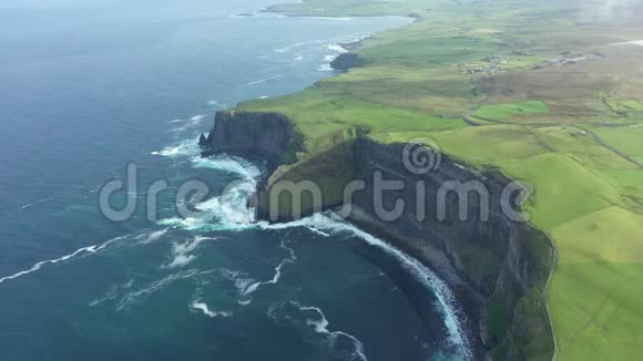 莫赫爱尔兰悬崖的鸟瞰图视频的预览图
