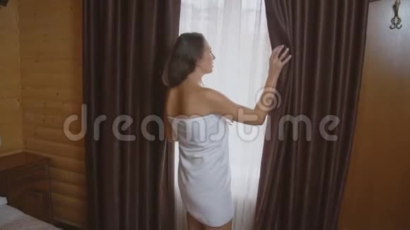 女人拉开窗帘视频的预览图