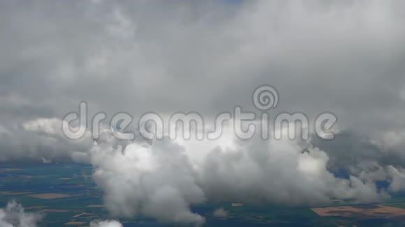 在云层之上飞行空中有云的天空从窗户上看到壮观的景色视频的预览图