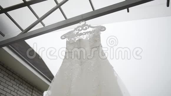 漂亮的白色婚纱挂在街上视频的预览图