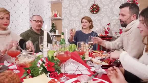 一个女人和她的大家庭一起举杯并喝香槟视频的预览图