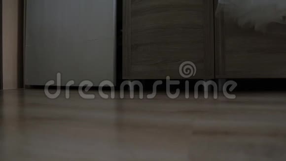 漂亮的赤脚女孩走在地板上的房间视频的预览图