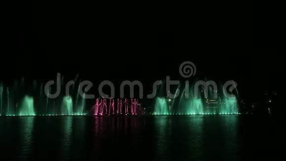 每晚在水中映出五彩斑斓的喷泉视频的预览图
