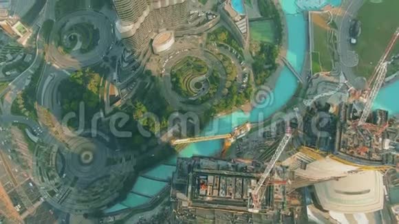 阿联酋迪拜市中心公园和摩天大楼建筑工地的高空俯视图视频的预览图