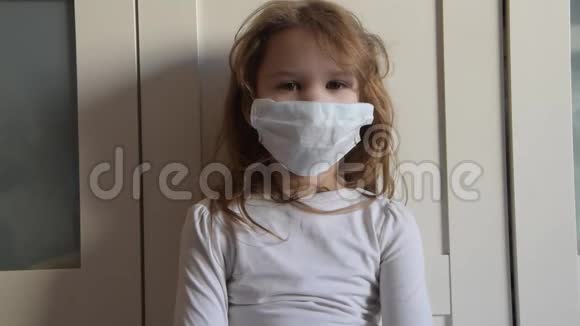 戴着医用口罩的儿童处理来自病毒的消毒喷雾视频的预览图