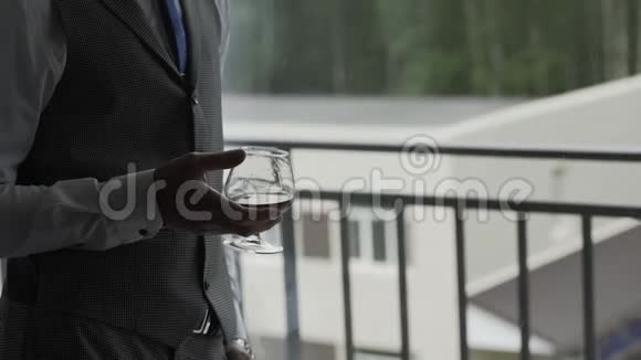 一个男商人窗户边有一杯威士忌视频的预览图