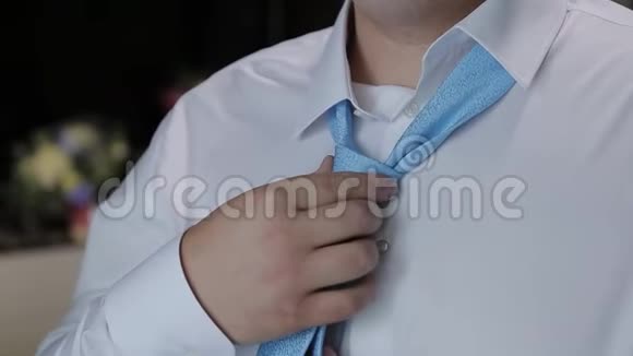 商人把领带拉直视频的预览图