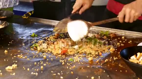 泰国亚洲街头美食餐厅厨师烹饪素食炒饭视频的预览图