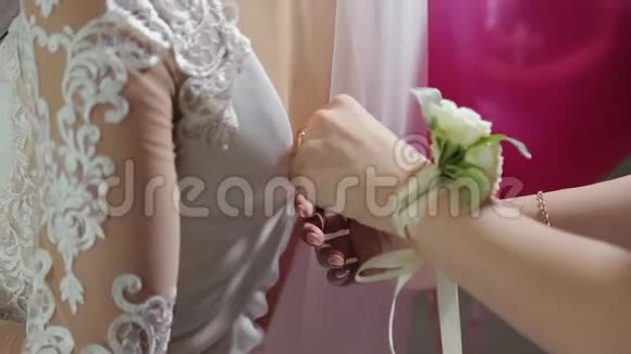 新娘系结婚纱新婚快乐视频的预览图