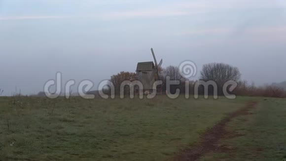 在田野里的风车上观看雾蒙蒙的早晨Mikhailovskoe普希金山视频的预览图
